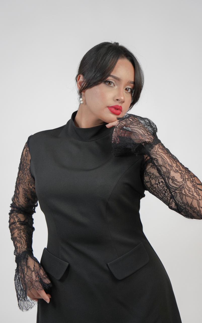 Robe noire évasée avec dentelle