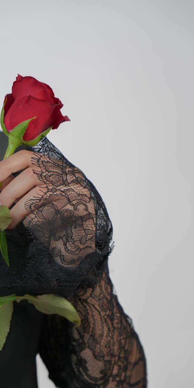 Robe noire évasée avec dentelle