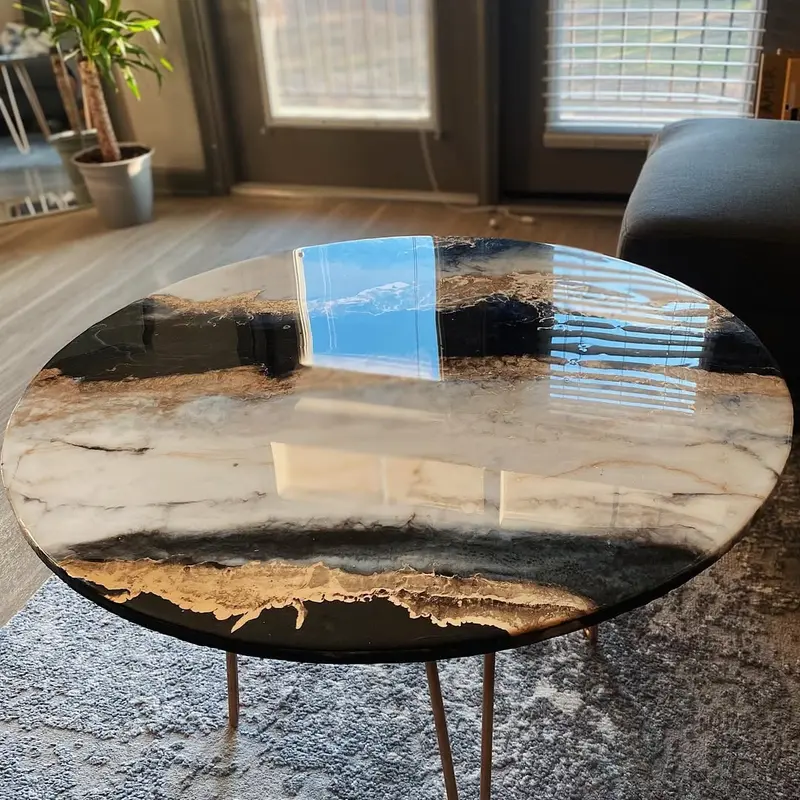 Table Basse “Aura Dorée” – Résine époxy & Pieds métal (Ø 100 cm)