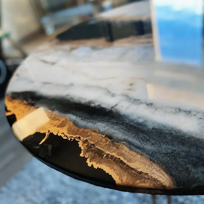 Table Basse “Aura Dorée” – Résine époxy & Pieds métal (Ø 100 cm)