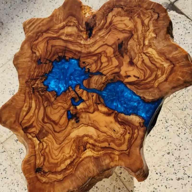 Table Rivière de Lumière – Bois d’olivier et résine époxy
