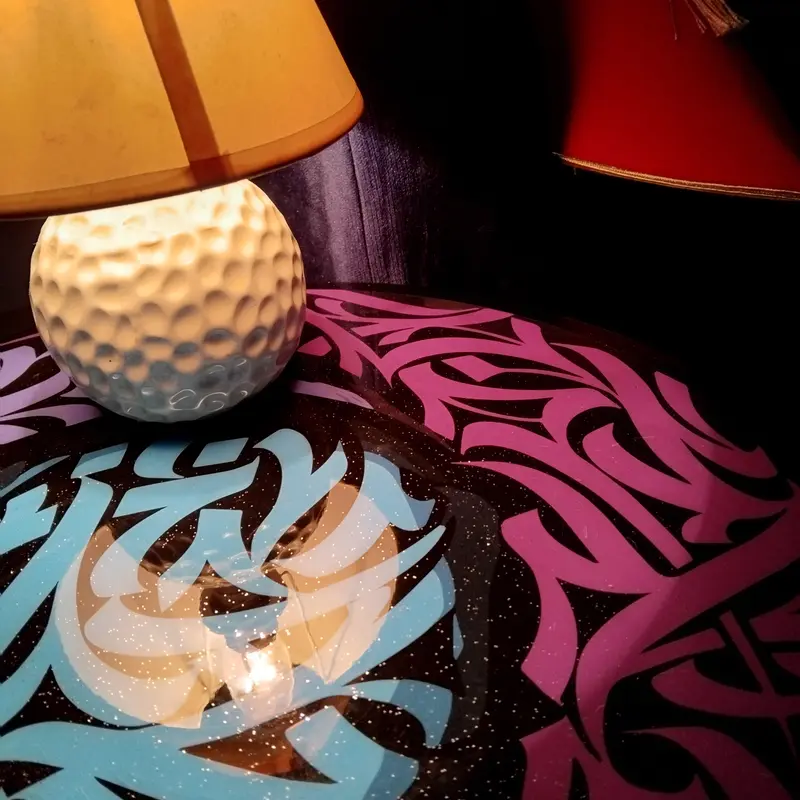 Table de coin artisanale en résine époxy – Calligraphie (45 cm)