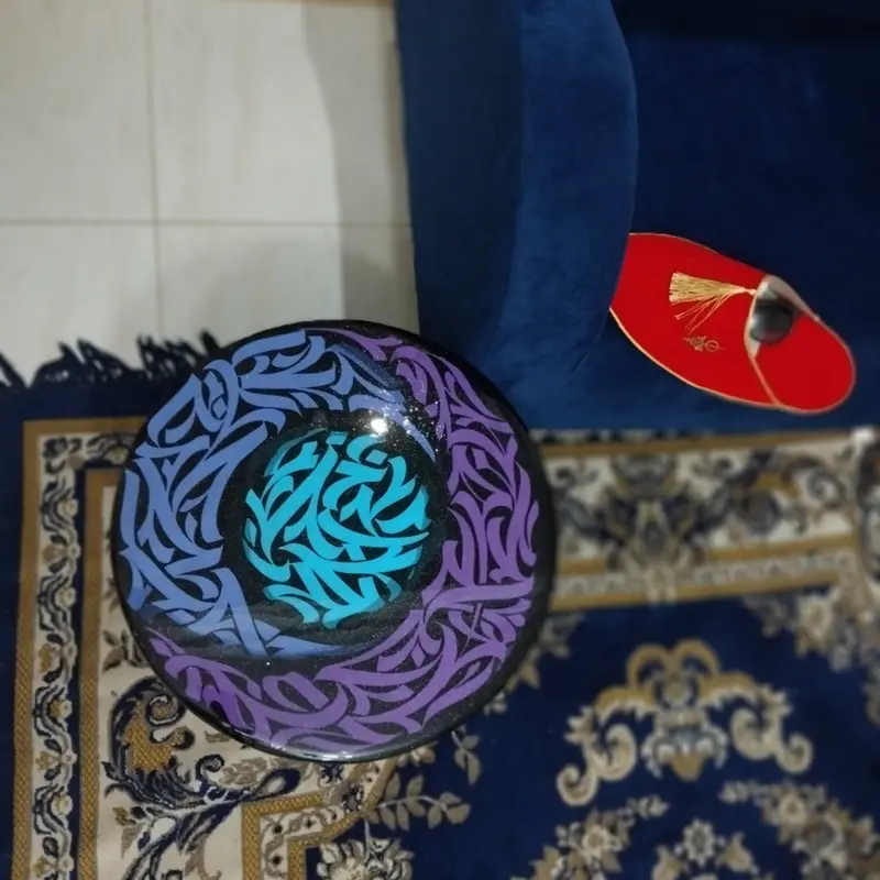 Table de coin artisanale en résine époxy – Calligraphie (45 cm)