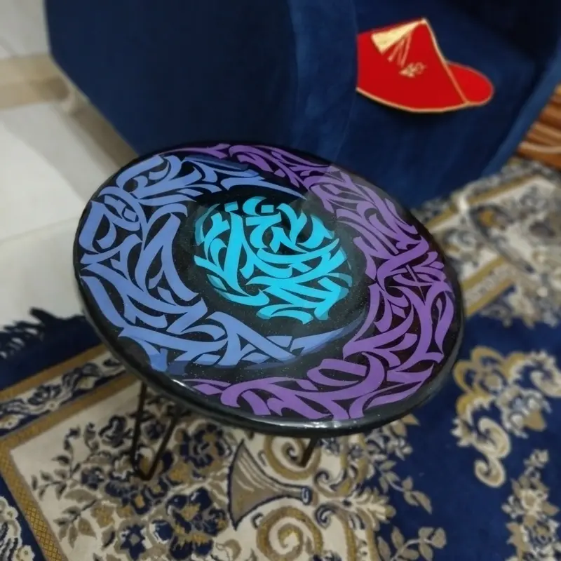 Table de coin artisanale en résine époxy – Calligraphie (45 cm)
